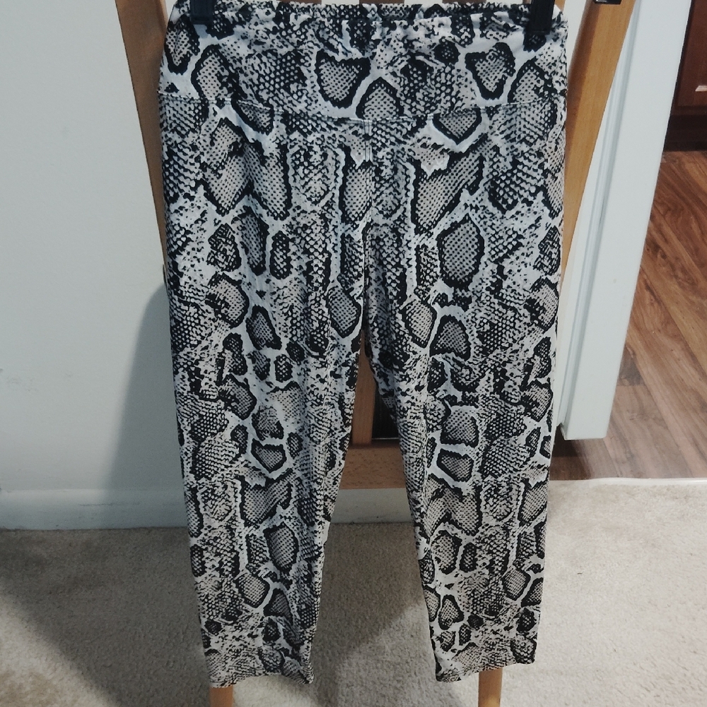 New Mix Snake Skin Patterned Cropped Legging.